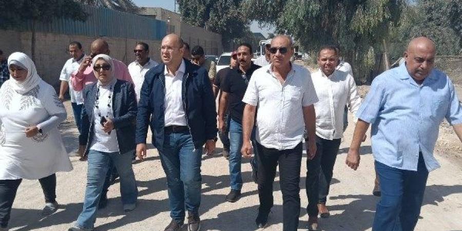 نائب محافظ الجيزة يتفقد أعمال التطوير والرصف بطريق البراجيل كومبرة - بلس 48