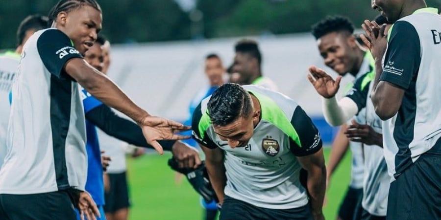 "العين"
      الإماراتي
      يؤكد
      تعافي
      رحيمي - بلس 48