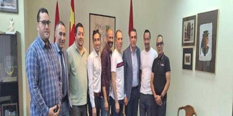 القنصل
      العام
      المصري
      يجتمع
      بأعضاء
      الجالية
      المصرية
      فى
      هونج
      كونج - بلس 48