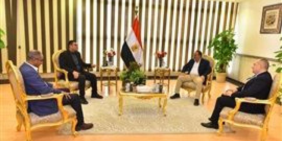 محافظ
      أسيوط
      يستقبل
      وزير
      الإسكان
      لمتابعة
      المشروعات
      التنموية
      والبنية
      التحتية
      بالمحافظة - بلس 48