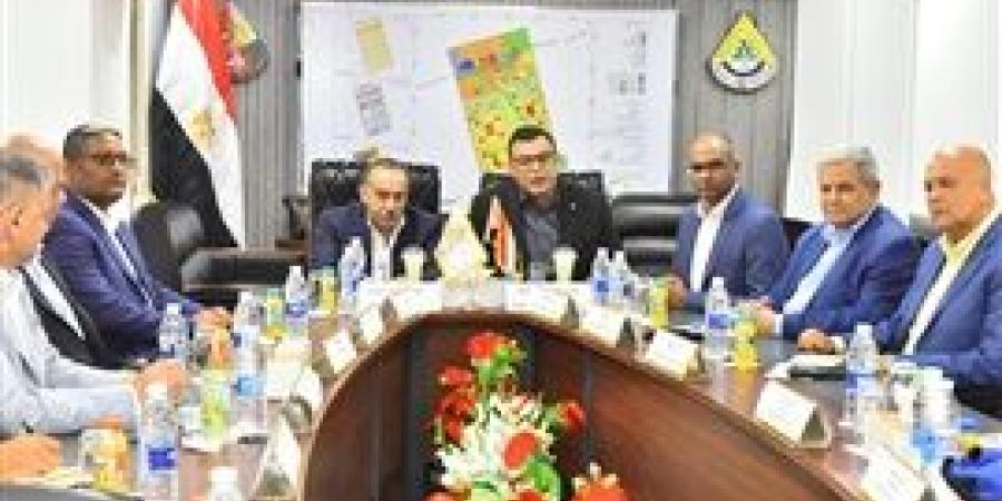 وزير
      الإسكان
      ومحافظ
      أسيوط
      يعقدان
      اجتماعاً
      بمقر
      جهاز
      ناصر
      الجديدة
      لمتابعة
      أوجه
      التعاون
      بالمدن
      الجديدة
      بالمحافظة - بلس 48