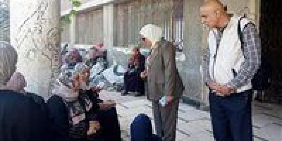 وكيل
      التعليم
      بالقاهرة
      تكرم
      معلمة
      ابتدائي
      وتجري
      حوارًا
      وديًا
      مع
      أولياء
      الأمور - بلس 48