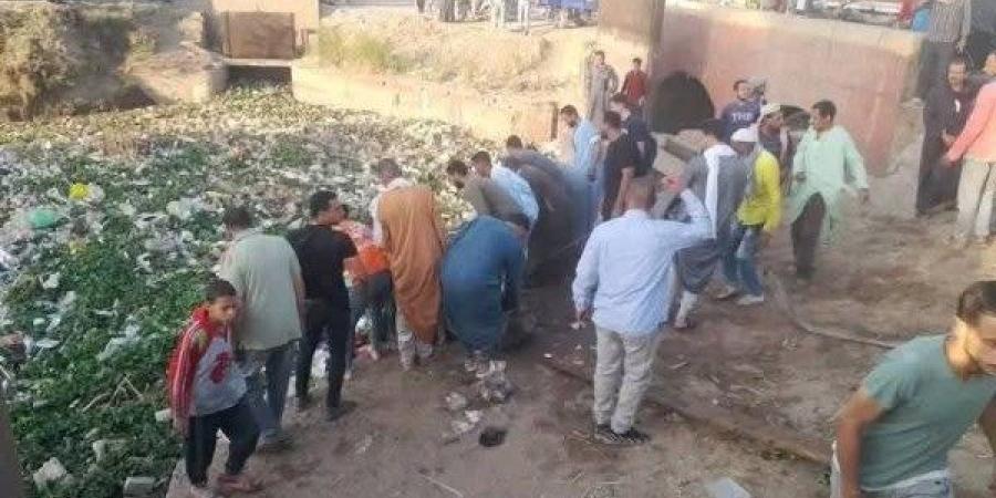 دموع على ضفاف "مصرف الموت".. أسيوط تودع "سمر" وتبحث عن ناجين في فاجعة "تروسيكل التلاميذ" - بلس 48