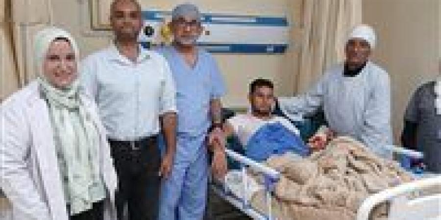 الأطقم
      الطبية
      بمستشفى
      العدوة
      المركزي
      بالمنيا
      تنقذ
      شاب
      من
      إصابات
      بالغة
      إثر
      حادث
      مروع - بلس 48