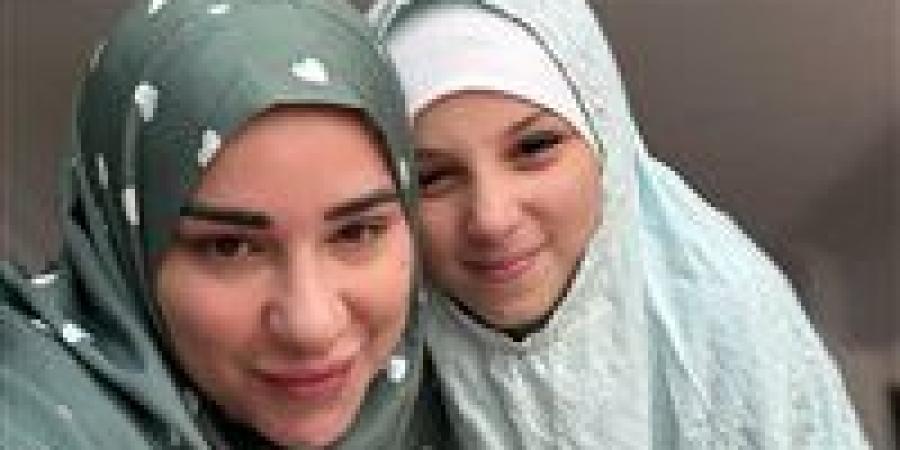 بإسدال
      الصلاة..
      أسما
      شريف
      منير
      مع
      ابنتها:
      يوم
      الجمعة
      يصلح
      كل
      شئ - بلس 48