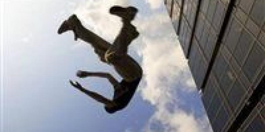 في
      لحظة
      يأس..
      مهندس
      يُنهي
      حياته
      بقفزة
      من
      شرفته
      في
      أطفيح - بلس 48