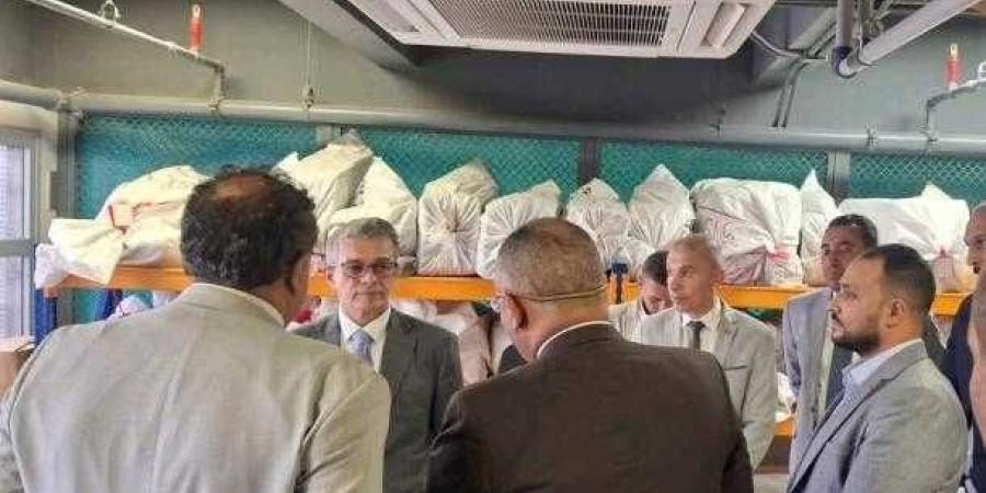 رئيس
      مصلحة
      الجمارك
      يتفقد
      قرية
      البضائع
      بمطار
      القاهرة
      الدولي - بلس 48