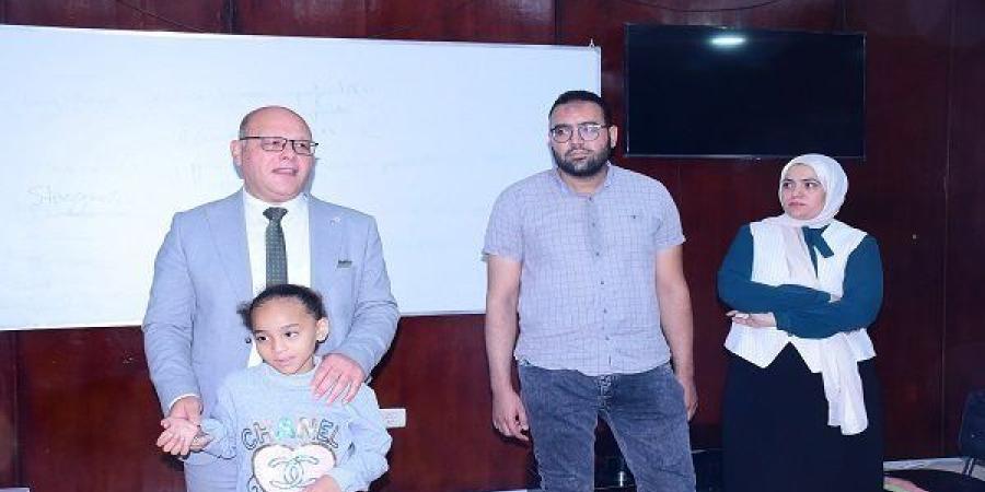 رئيس
      جامعة
      سوهاج
      يقود
      تدريبًا
      عمليًا
      ميدانيًا
      لطلاب
      الطب
      على
      الحالات
      الإكلينيكية - بلس 48