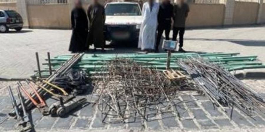 ضبط
      4
      أشخاص
      لسرقة
      المواقع
      الإنشائية
      بأسلوب
      ”المغافلة”
      بالتجمع
      الأول - بلس 48