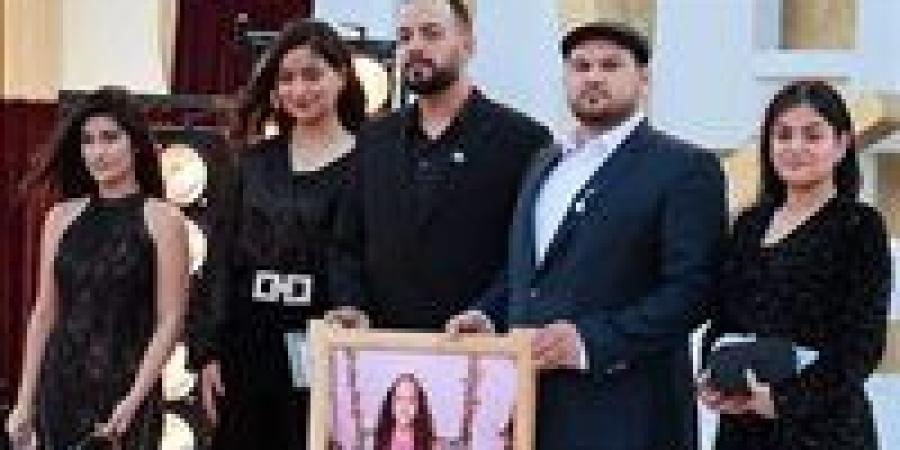 صناع
      فيلم
      صوت
      هند
      رجب
      يرفعون
      صورتها
      على
      الريد
      كاربت
      بحفل
      ختام
      مهرجان
      الجونة - بلس 48