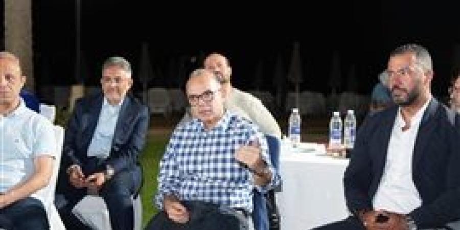 رئيس
      الرقابة
      والمحررين
      الاقتصاديين..
      ولقاء
      فوق
      السحاب - بلس 48