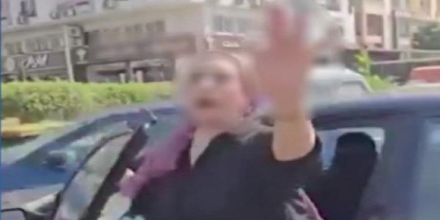 كسرتله التليفون.. سيدة تعتدي على شاب وتلوح له بإشارات خارجة فى القاهرة - بلس 48