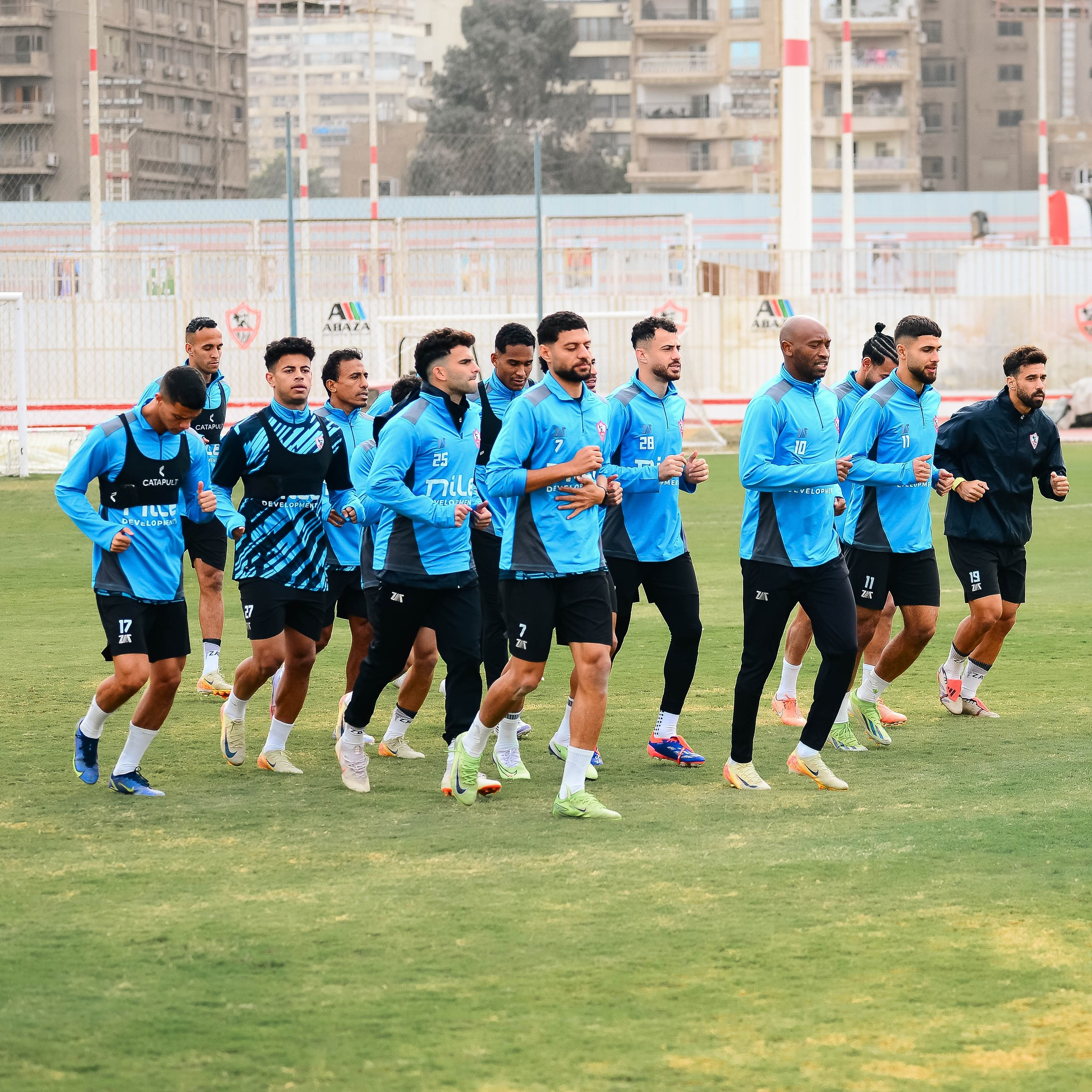 لاعبو الزمالك يؤدون تدريبات بدنية استعدادا لمباراة الاتحاد السكندري