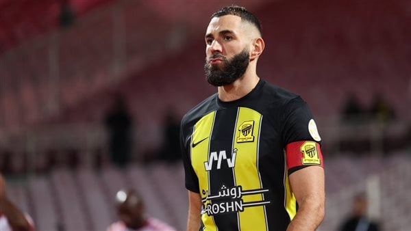 بنزيما يؤكد جاهزيته لكلاسيكو الهلال والاتحاد: “أراكم غدًا”