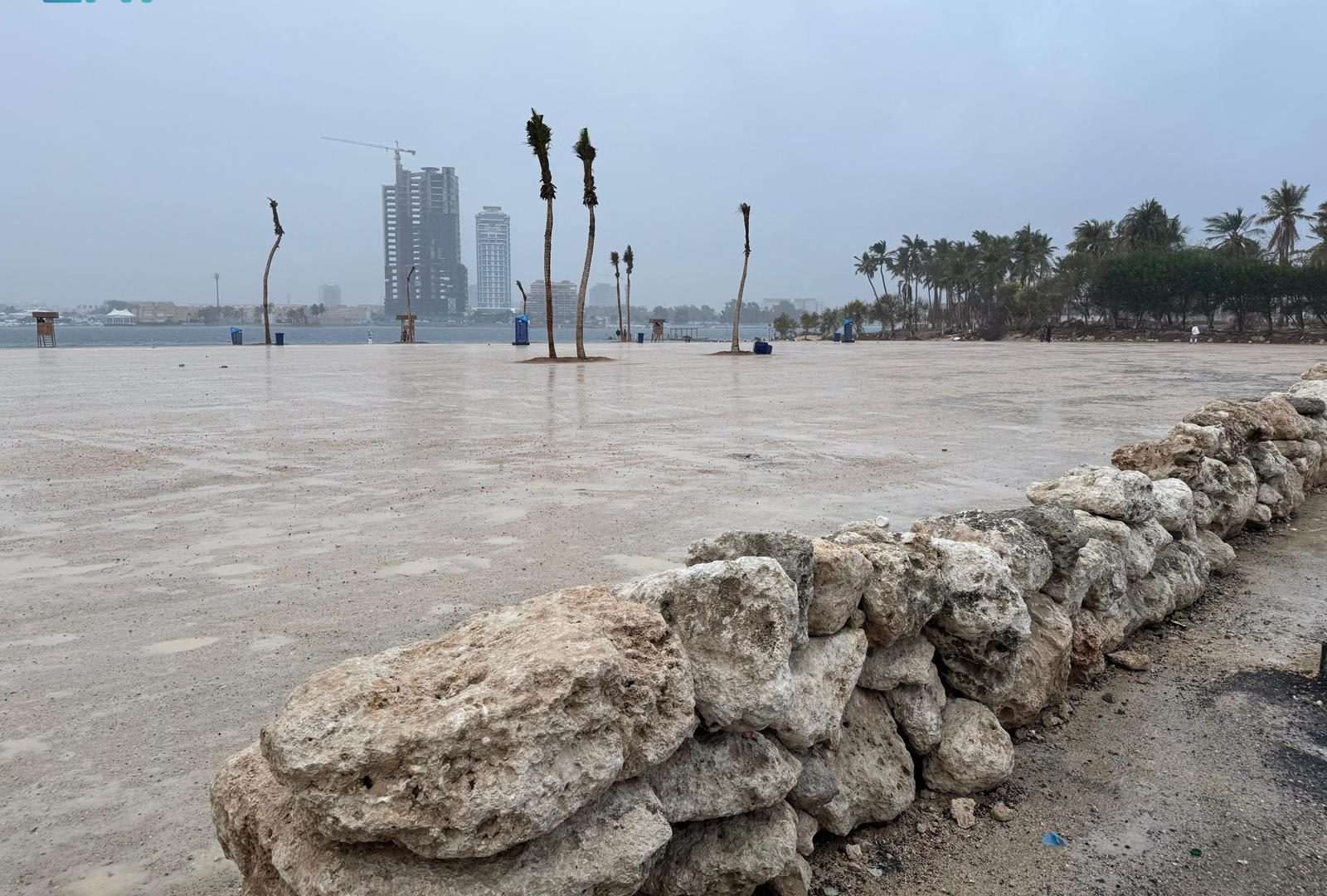 تحذيرات عاجلة من الطقس في أغلب مناطق السعودية.. وأمطار غزيرة تضرب جدة