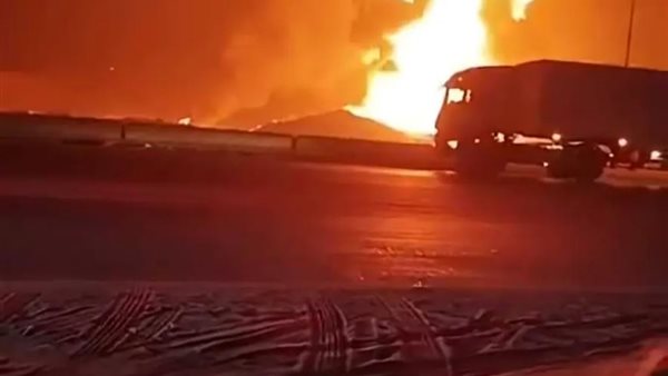 الدنيا كانت هتولع.. الحماية المدنية تمنع كارثة بإخماد حريق خط غاز على الطريق السريع بقنا