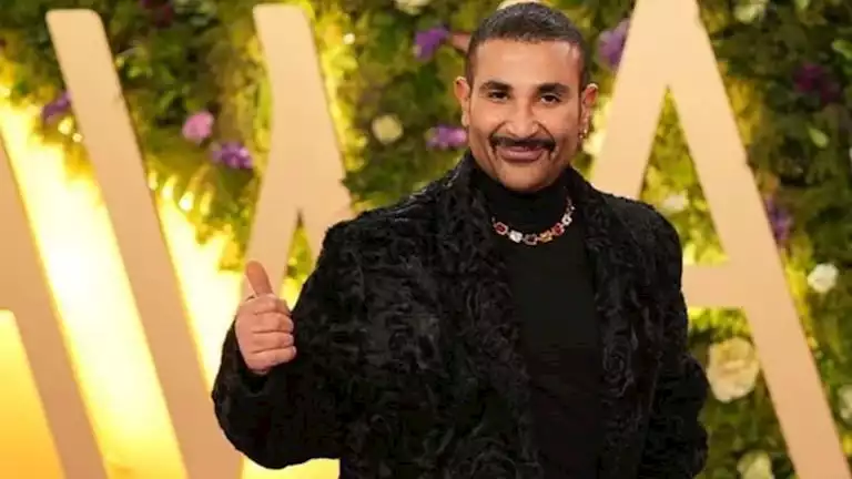 أحمد سعد يشارك فيديو أمام ضريح الإمام أبي حنيفة النعمان
