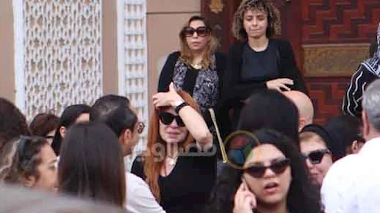 صور مؤثرة توثق انهيار كارول سماحة خلال جنازة زوجها وليد مصطفى