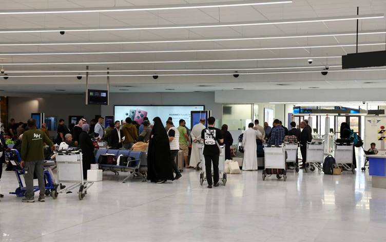 المسافرون يستأنفون رحلاتهم ويتوجهون إلى مطار بغداد بعد إعادة فتح الأجواء بشكل كامل