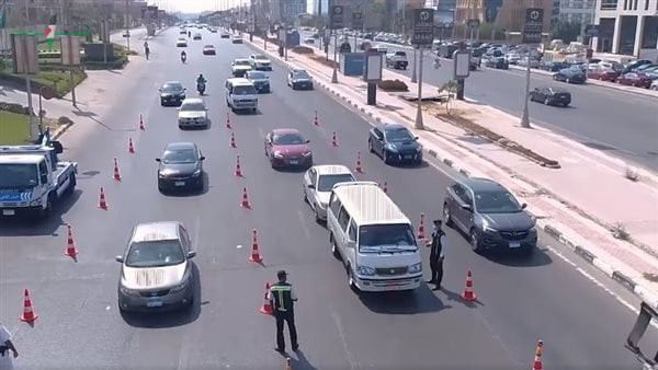 انتظام حركة المرور في أغلب شوارع وميادين القاهرة والجيزة وتخفيف التكدس المروري