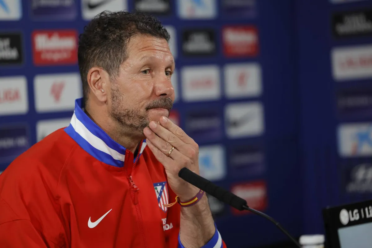 سيميوني يتجاهل شكوى برشلونة في دوري أبطال أوروبا لتعزيز تركيزه على مباراة الفريق القادمة