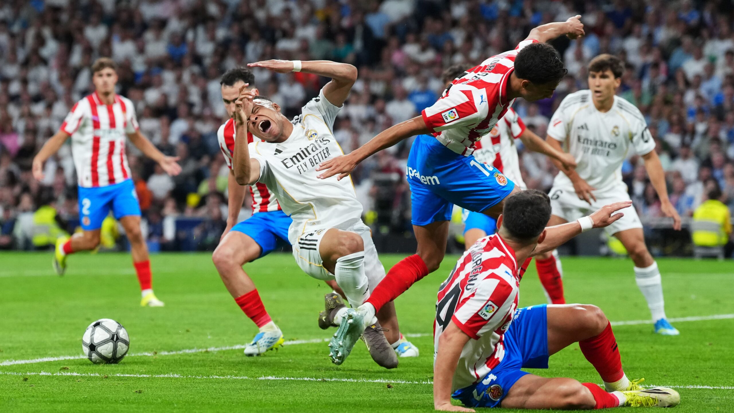 قناة ريال مدريد تتهم برشلونة في فضيحة لعبة مبابي الدموية وتثير الجدل بين جماهير كرة القدم