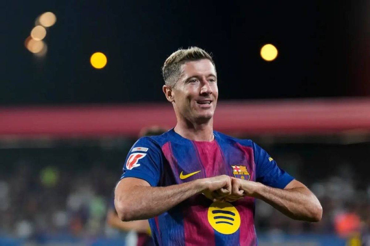 ليفاندوفسكي يرفض تجديد عقده مع برشلونة ويصر على مطالبته المالية