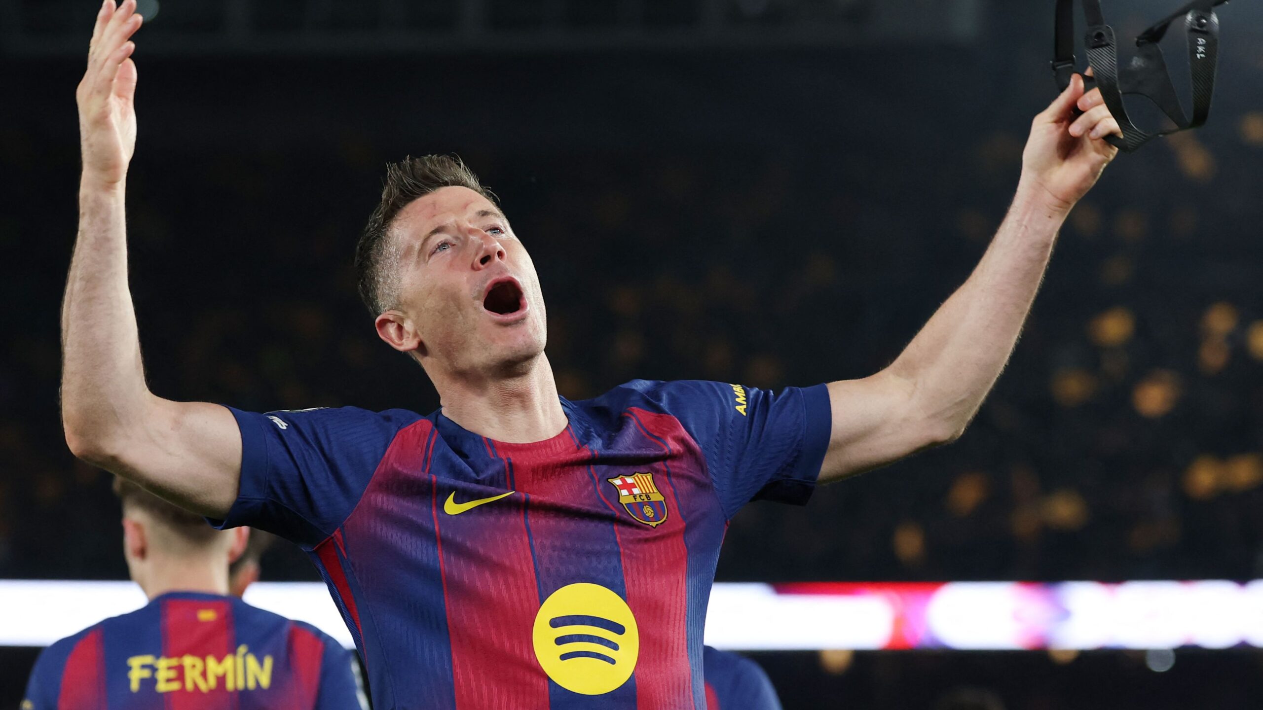 ليفاندوفسكي ينفي شائعات انتقاله من برشلونة ويؤكد استمراره مع النادي