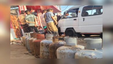 معاناة أبناء عدن تتفاقم نتيجة أزمة الغاز المستمرة و شركة النفط تنفي مسؤوليتها وترحم على التهريب