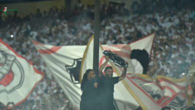 آلاف الجماهير يحتفلون أمام مقر الزمالك بعد تحقيق لقب الدوري الخامس عشر ويعبرون عن فرحتهم بطريقة مذهلة