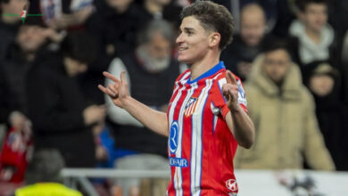 أتلتيكو مدريد يشن هجوما حادا على برشلونة ويصف شائعات انتقال خوليان ألفاريز بأنها أكاذيب ممنهجة