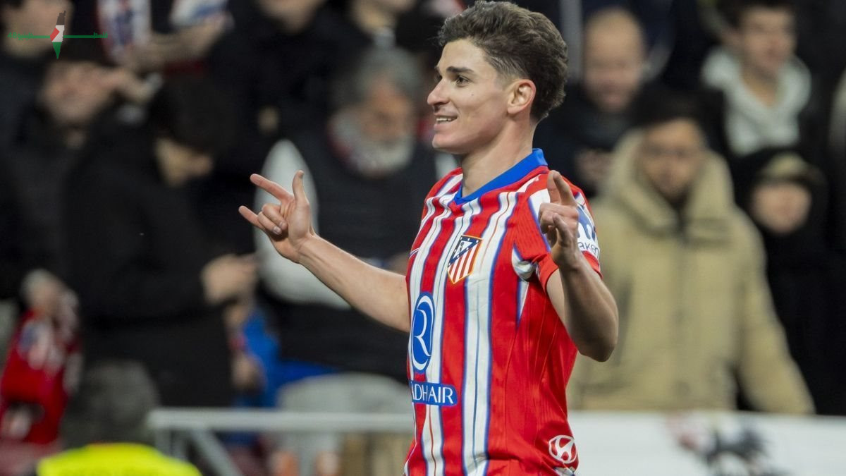أتلتيكو مدريد يشن هجوما حادا على برشلونة ويصف شائعات انتقال خوليان ألفاريز بأنها أكاذيب ممنهجة
