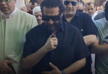 أحمد حلمي يؤم المصلين في جنازة والدته بصوت مختلط بالدموع