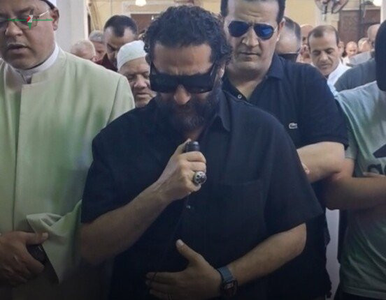 أحمد حلمي يؤم المصلين في جنازة والدته بصوت مختلط بالدموع