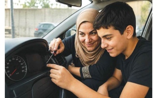 أم وابنها يضللون عداد سيارة لرفع سعرها بشكل غير قانوني