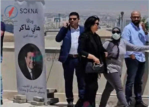 الإعلامية منى الشاذلي تصل جنازة الفنان الراحل هاني شاكر