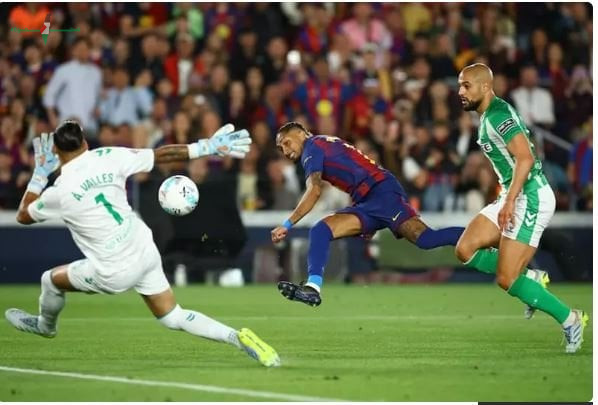 برشلونة يحقق فوزا مثيرا على ريال بيتيس بثلاثية في مباراة الدوري الإسباني الأسبوعية