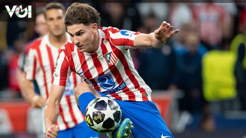 برشلونة يعتقد أن جوليان ألفاريز يفضل الانتقال إلى كامب نو على أرسنال وباريس سان جيرمان