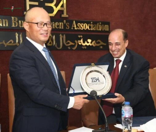 تطوير الشراكات الاقتصادية بين رجال الأعمال والمجلس الصيني وغرفة تجارة شنغهاي