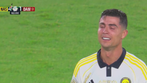 رونالدو يبكي بعد أدائه المميز وقيادته للفوز في مباراة حاسمة بالدوري السعودي