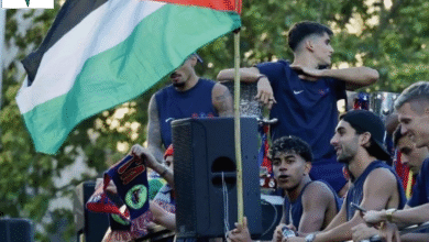 لامين جمال يرفع علم فلسطين خلال احتفالات نادي برشلونة في مناسبة رياضية