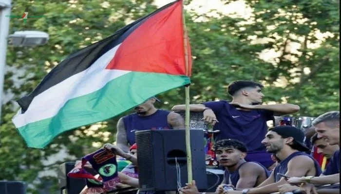 لقطة تاريخية لامين يامال يزين احتفالات برشلونة بالعلم الفلسطيني فيديو
