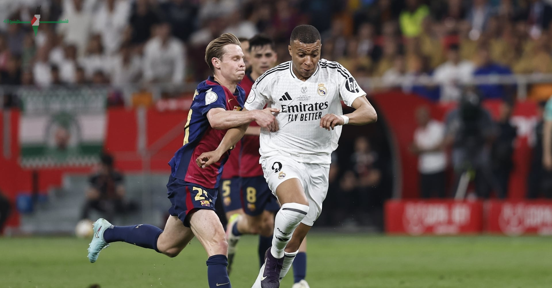 مباراة كرة قدم مباشرة بين برشلونة وريال مدريد تحدد الفائز وتضمن اللقب في المنافسة الحاسمة