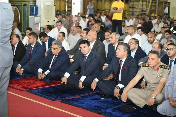 محافظ الدقهلية يؤدي صلاة عيد الأضحى بمسجد النصر في المنصورة وسط احتفالات الأهالي