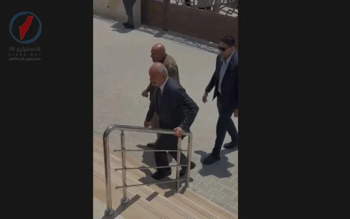 مصطفى بكري يودع الفنان هاني شاكر في جنازته