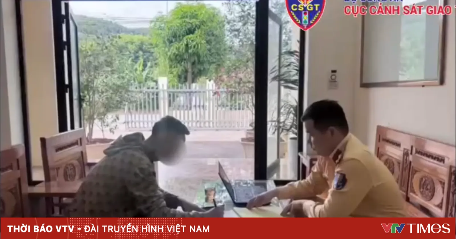 غرامة مالية لسائق شاحنة بسبب تجاوز متهور في منطقة عمياء بلاو كاي
تغريم سائق شاحنة في لاو كاي إثر تجاوز متهور في منطقة عمياء
عقوبة مالية لسائق شاحنة ارتكب تجاوزاً متهوراً في منطقة عمياء بلاو كاي