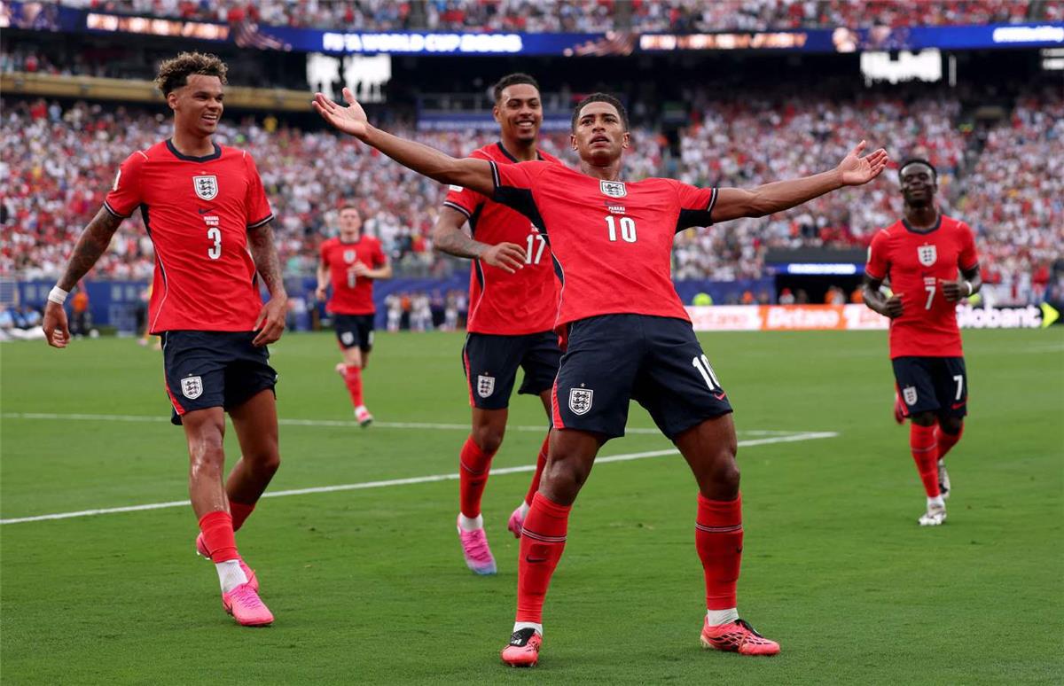 بيلينجهام يصف زميله بأنه أفضل لاعب في تاريخ إنجلترا