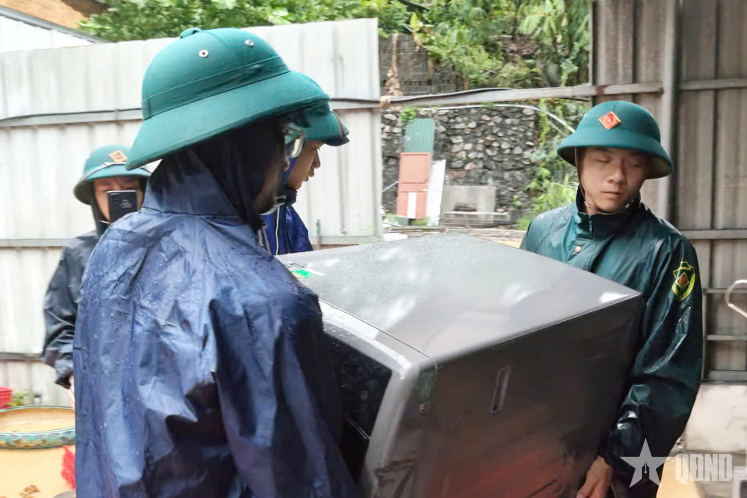 جهود عسكرية مكثفة للتعامل مع الانهيار الأرضي في مقاطعة كوانغ نينه