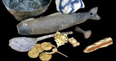 اكتشاف 400 قطعة نقدية ذهبية نادرة يفك لغز هوية حطام سفينة أثرية غارقة في إنجلترا