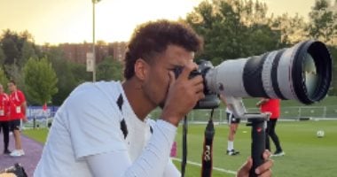 حسام عبد المجيد يخطف الأنظار بدور المصور في مران المنتخب وتعليق طريف عن محمد صلاح